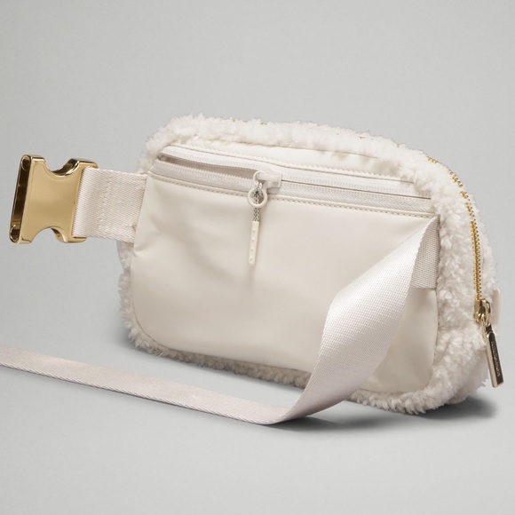 Lululemon Everywhere Belt Bag 1L Fleece - Picture 4 of 12